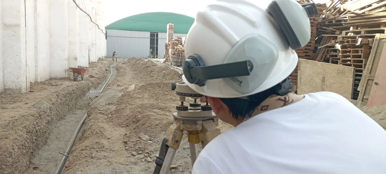 Equipo IBZ en obra — topografía